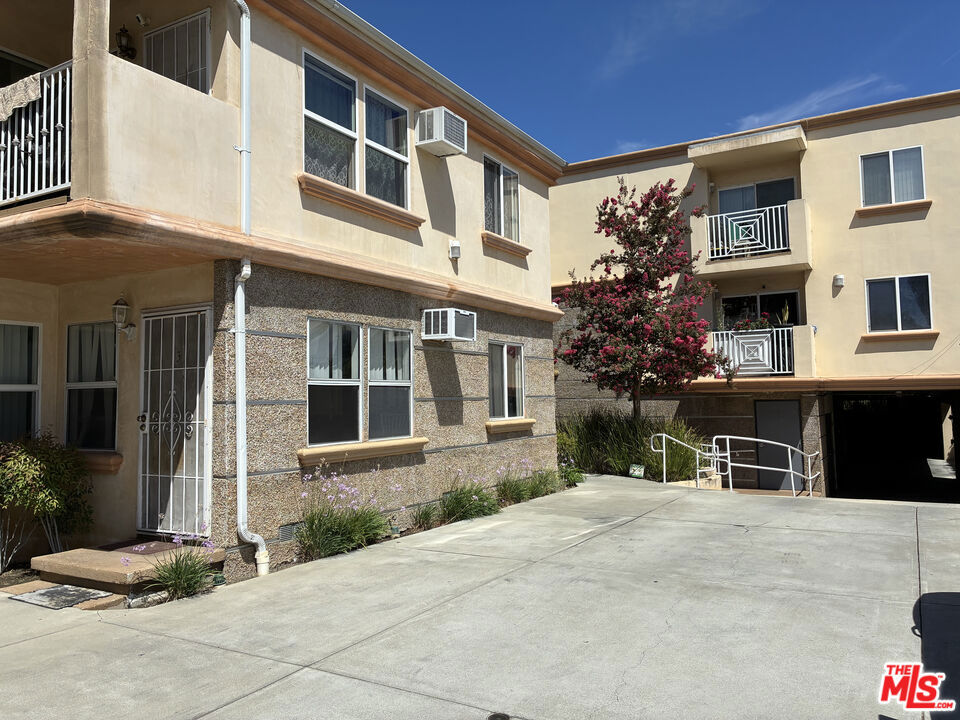 15943 Victory Boulevard 2 Property Photo 2