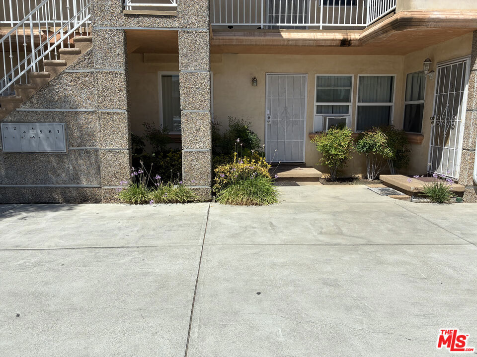 15943 Victory Boulevard 2 Property Photo 4