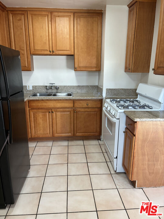 15943 Victory Boulevard 2 Property Photo 8