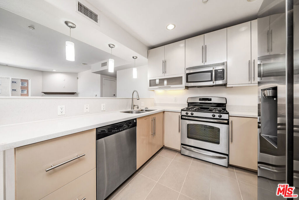 733 S Manhattan Place 405 Property Photo 11