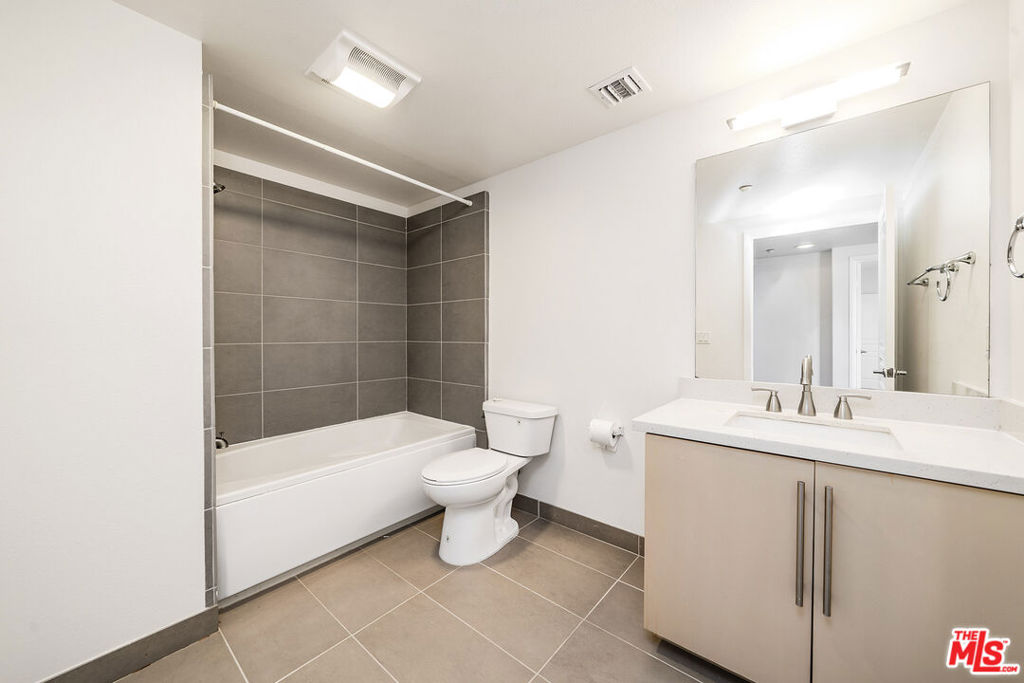 733 S Manhattan Place 405 Property Photo 15