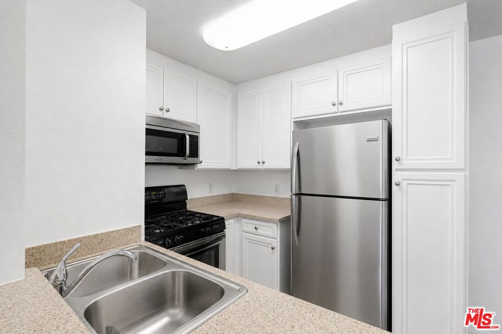 5535 Canoga Avenue 317 Property Photo 6