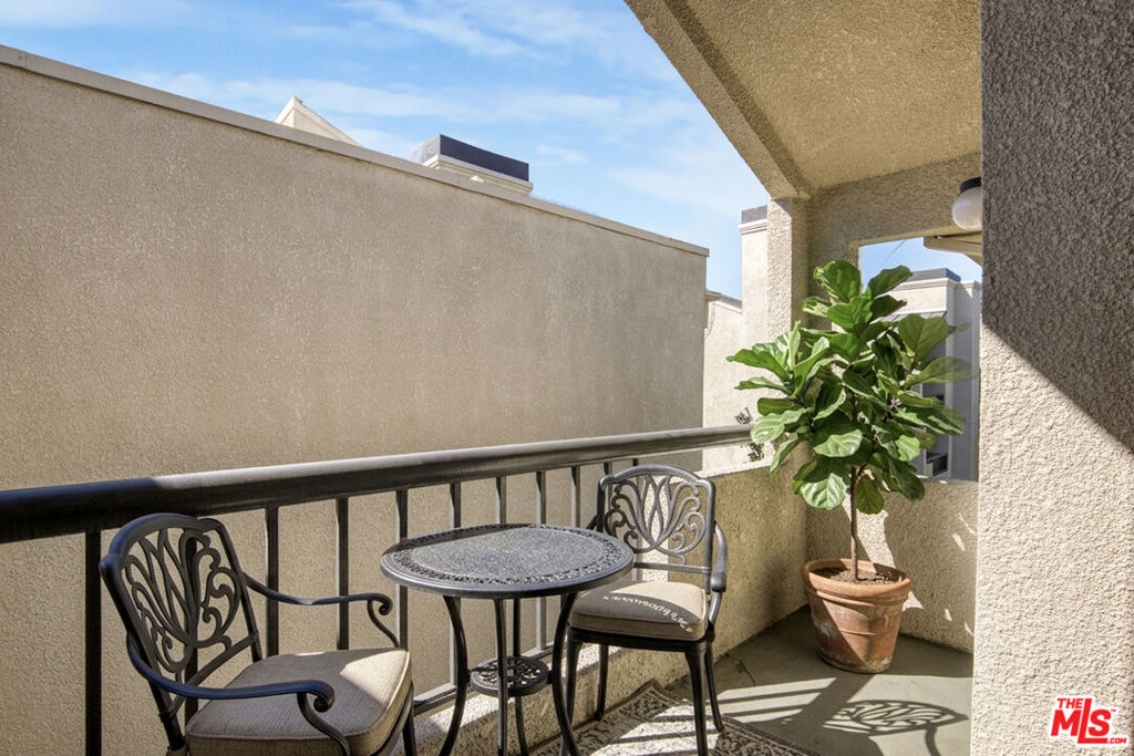 5535 Canoga Avenue 317 Property Photo 11