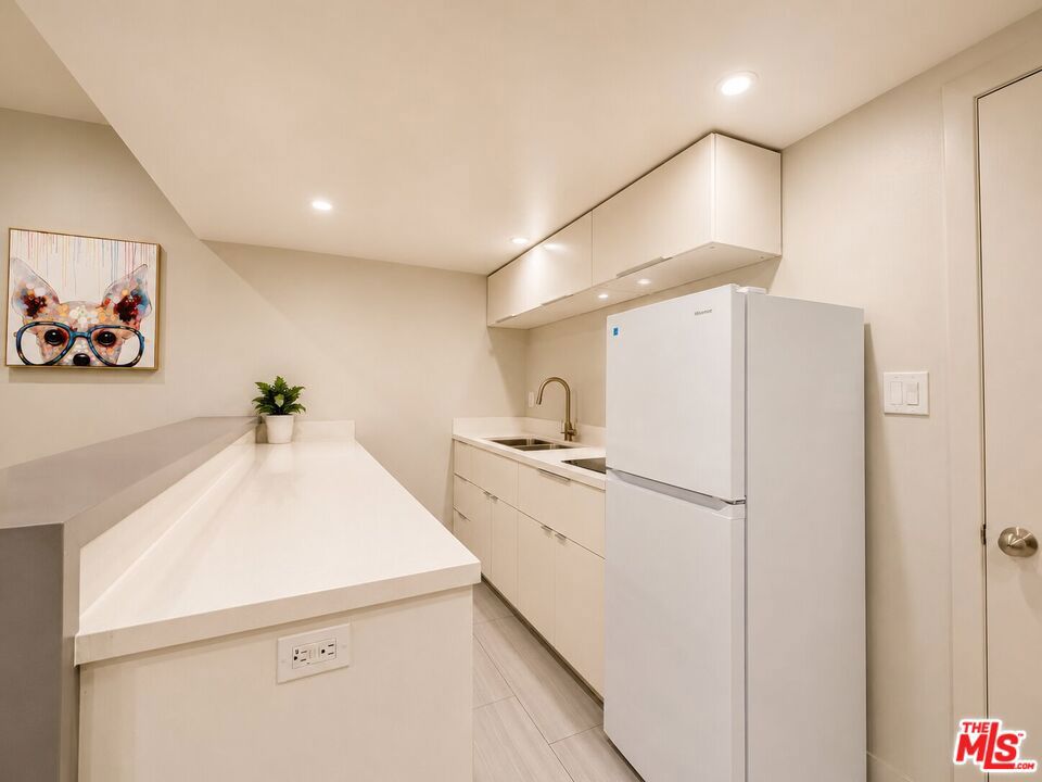 508 N Kings Road 5 Property Photo 4