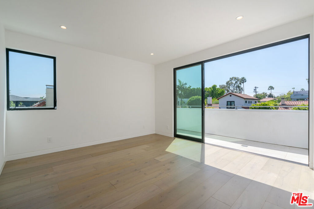 444 N Kings Road Property Photo 6