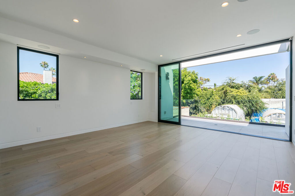 444 N Kings Road Property Photo 8