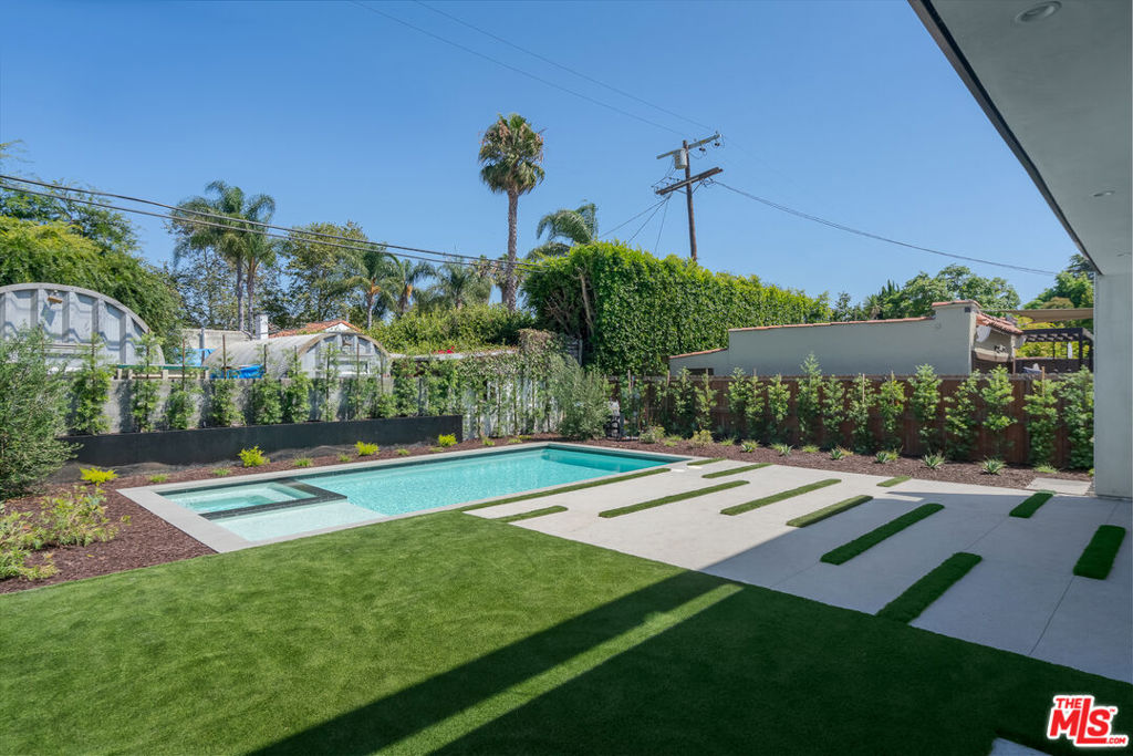444 N Kings Road Property Photo 12