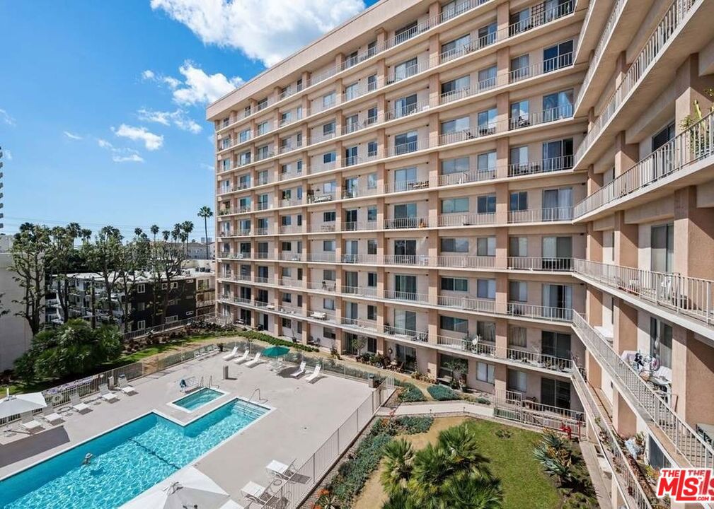 100 S Doheny Drive 519 Property Photo 2