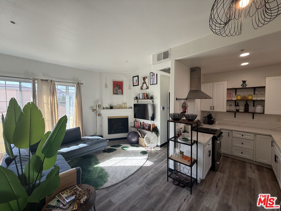 7033 La Tijera Boulevard G101 Property Photo 1