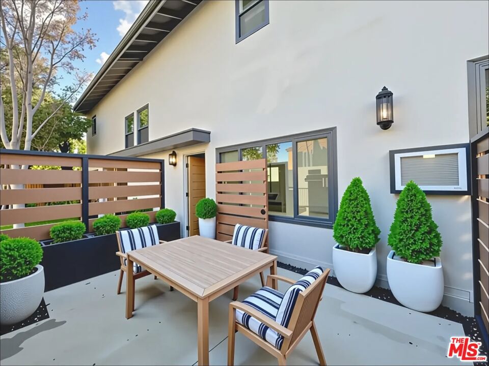 901 S Barrington Avenue Property Photo 1