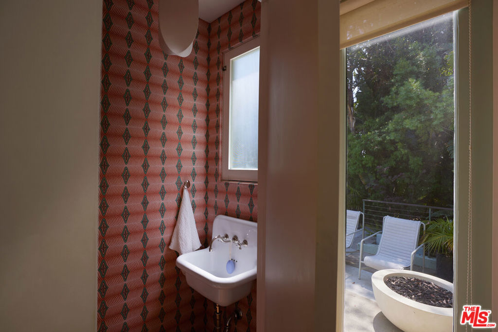 3132 Hollyridge Drive Property Photo 10