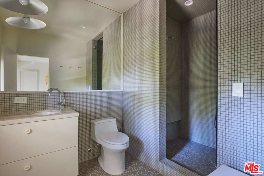 3132 Hollyridge Drive Property Photo 45
