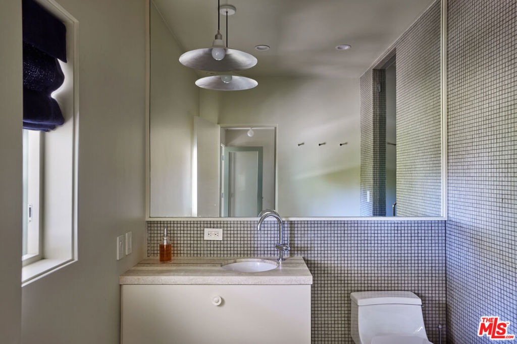 3132 Hollyridge Drive Property Photo 46