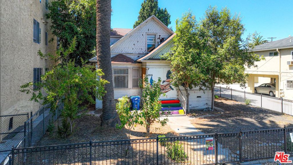 3015 Shrine Place Property Photo 2