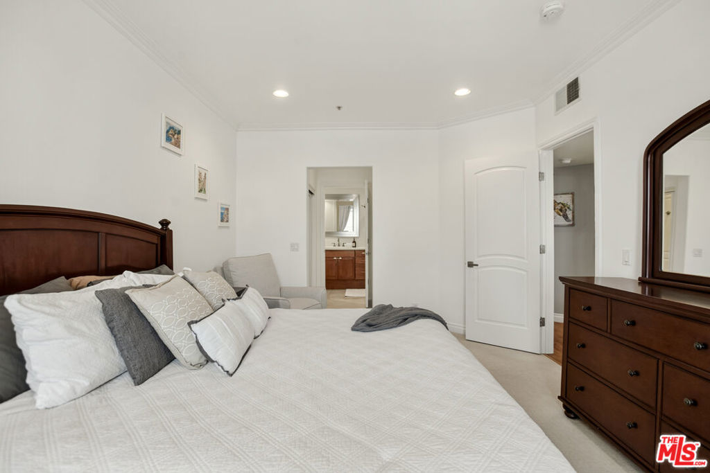 1426 N Laurel Avenue 110 Property Photo 24