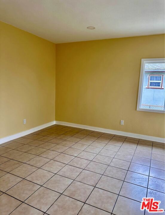 3533 E 8th Street Property Photo 6
