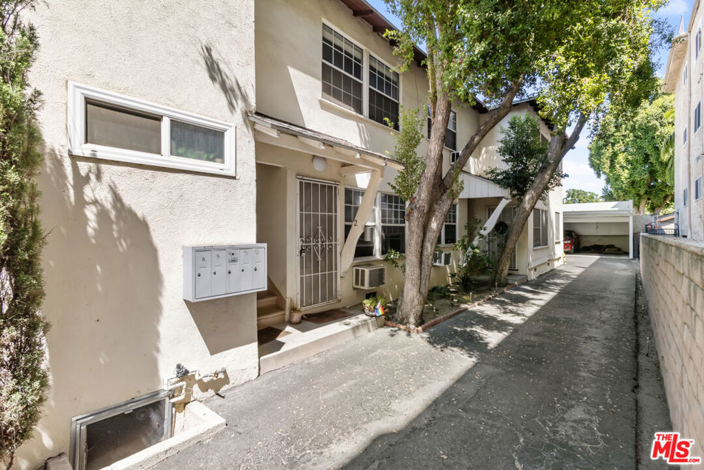 6254 Whitsett Property Photo 6