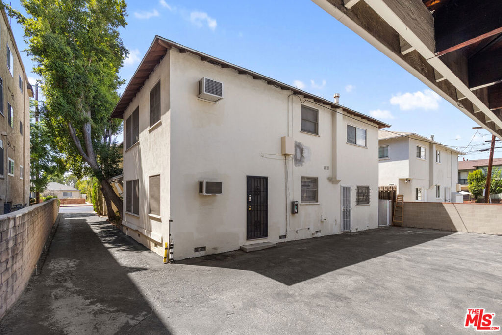 6254 Whitsett Property Photo 10