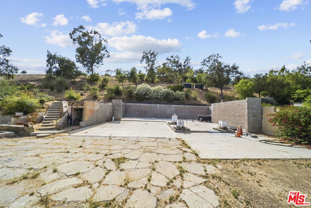 2911 S Foose Road Property Photo 1