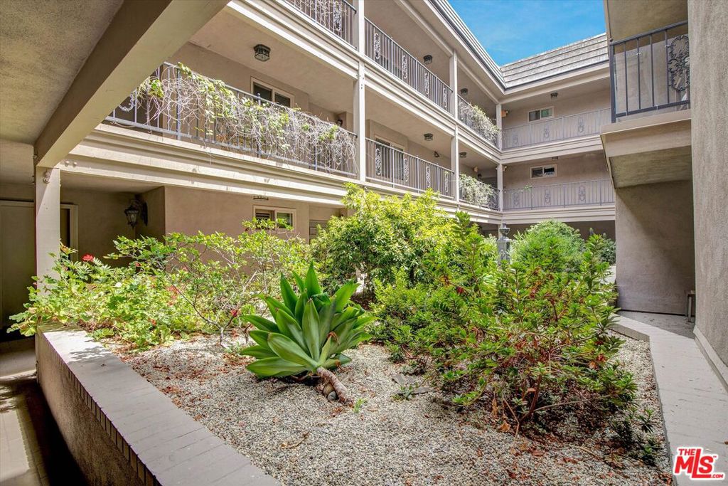 439 N Doheny Drive 204 Property Photo 1