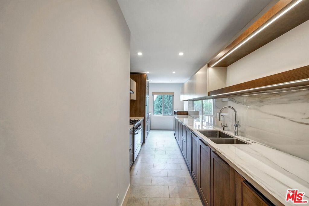 439 N Doheny Drive 204 Property Photo 17