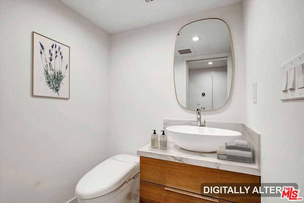 439 N Doheny Drive 204 Property Photo 25