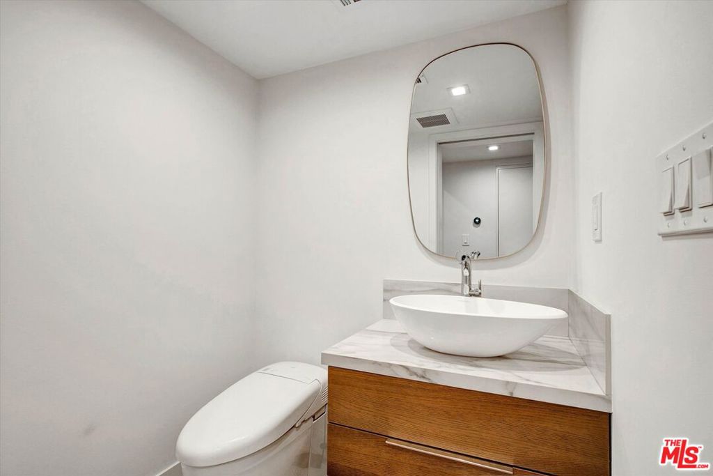 439 N Doheny Drive 204 Property Photo 26