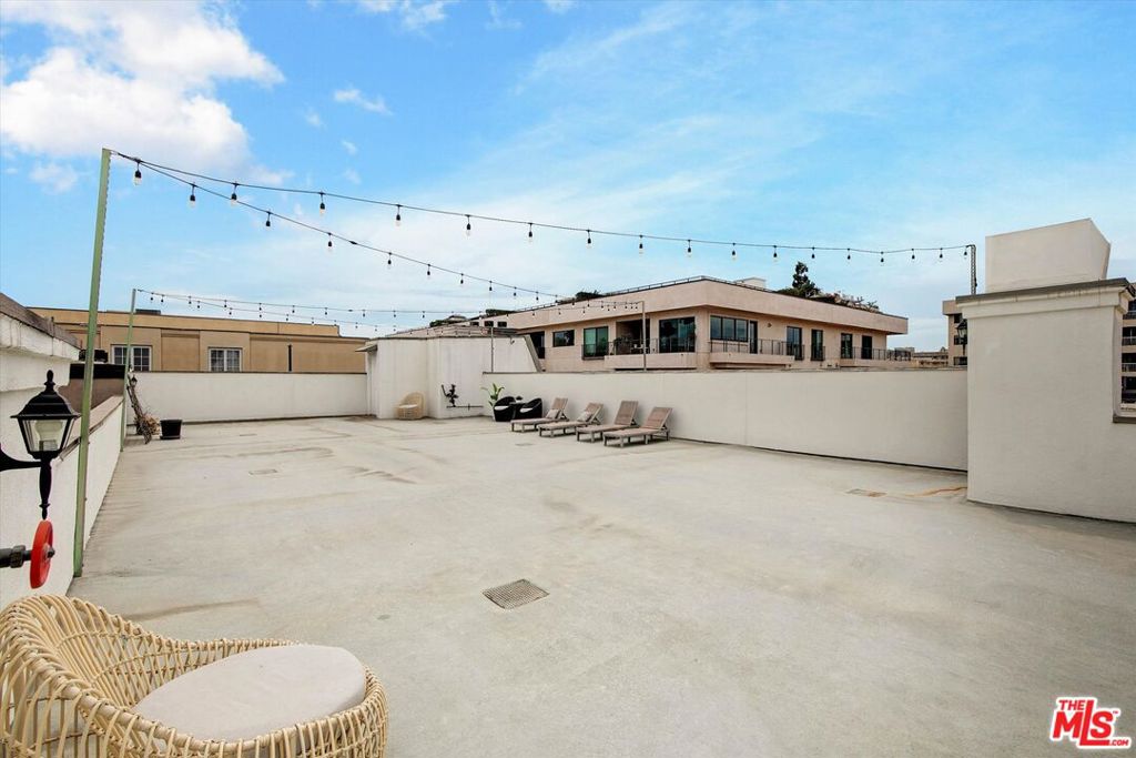 439 N Doheny Drive 204 Property Photo 39
