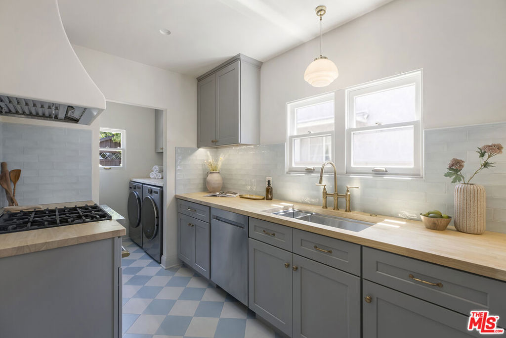 2948 S Norton Avenue Property Photo 15