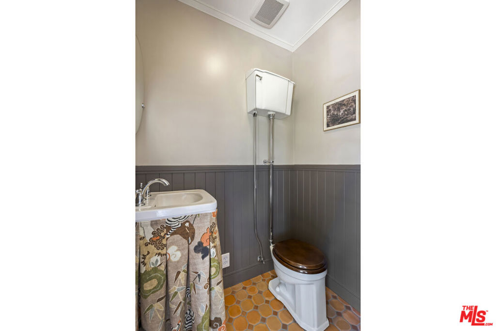 2948 S Norton Avenue Property Photo 19