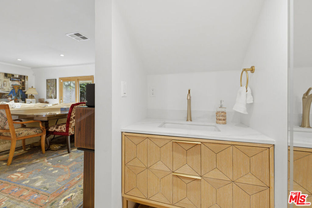 837 Westmount Drive Property Photo 16