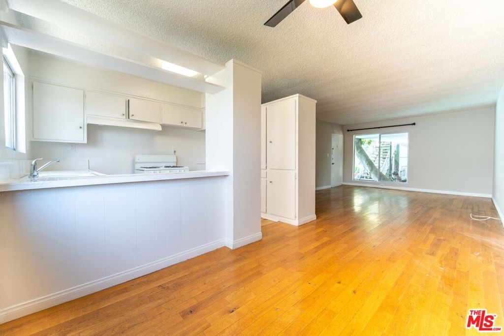 941 N San Vicente Boulevard 1 Property Photo 2