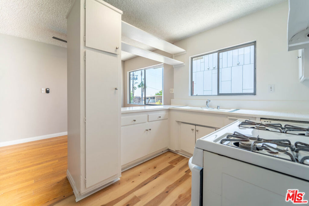941 N San Vicente Boulevard 1 Property Photo 3