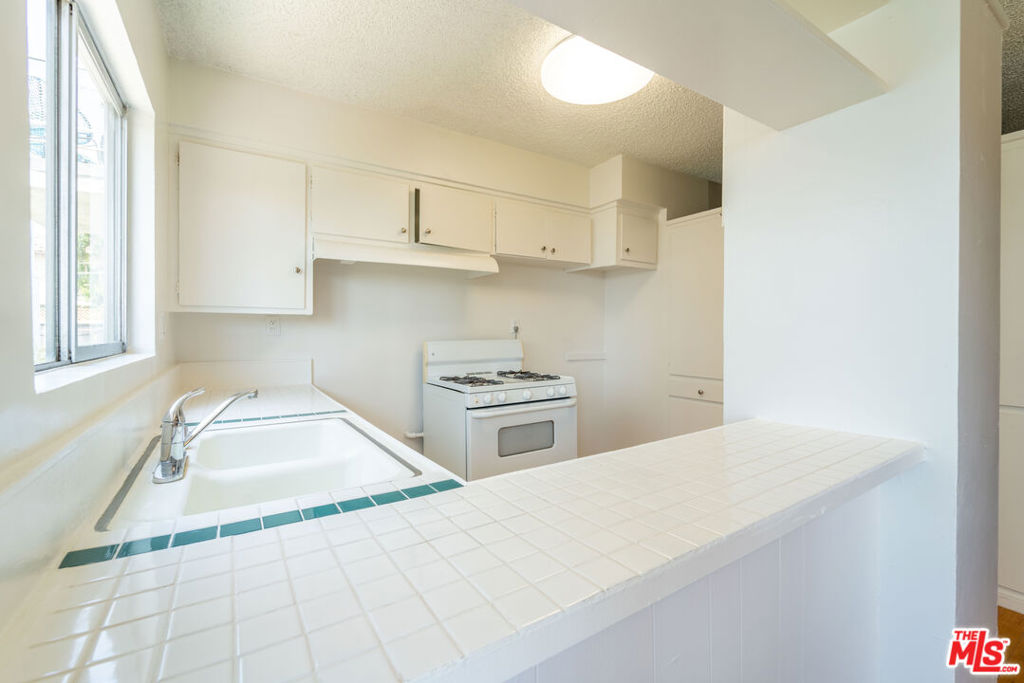 941 N San Vicente Boulevard 1 Property Photo 7