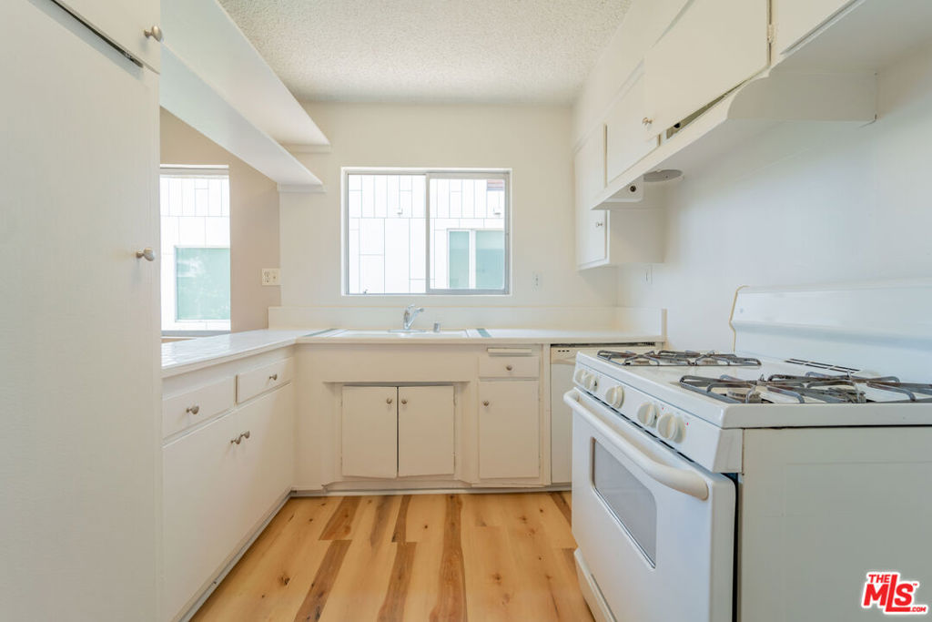 941 N San Vicente Boulevard 1 Property Photo 10