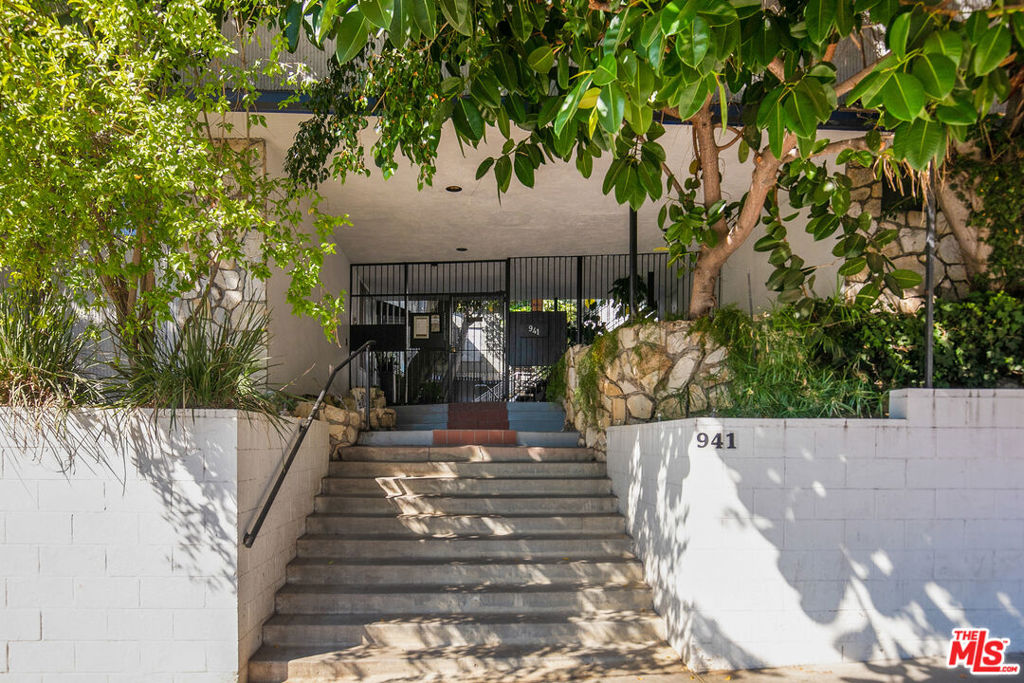 941 N San Vicente Boulevard 1 Property Photo 24