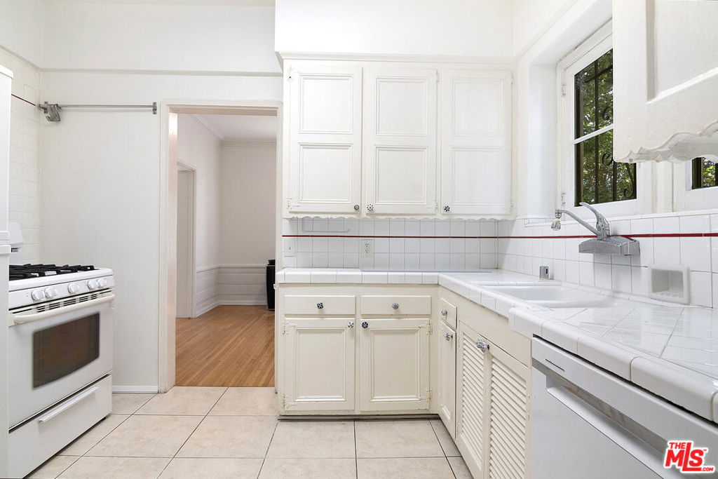 1217 1/2 S Alfred Street Property Photo 6