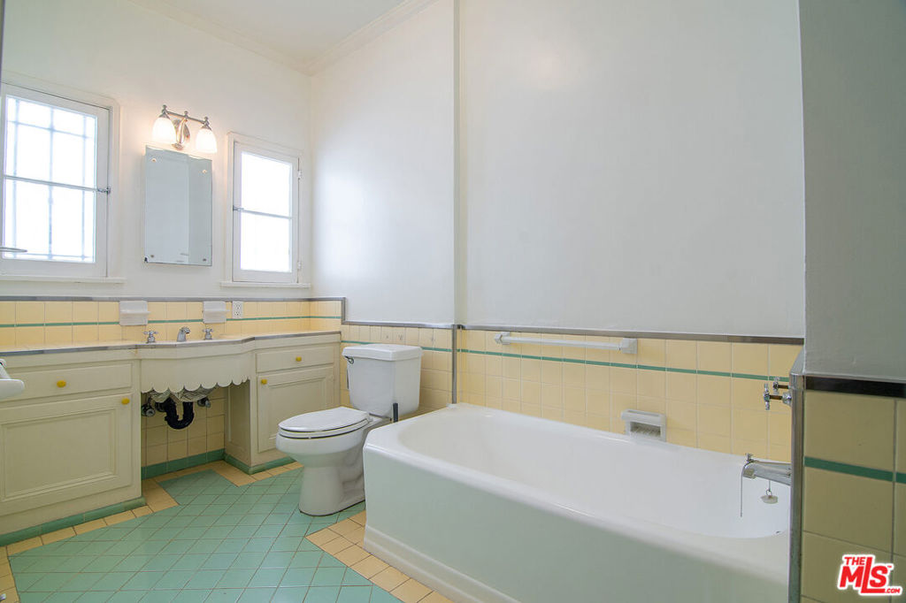 1217 1/2 S Alfred Street Property Photo 11