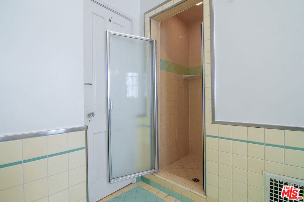 1217 1/2 S Alfred Street Property Photo 12