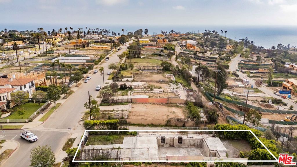 701 Via De La Paz Property Photo 2