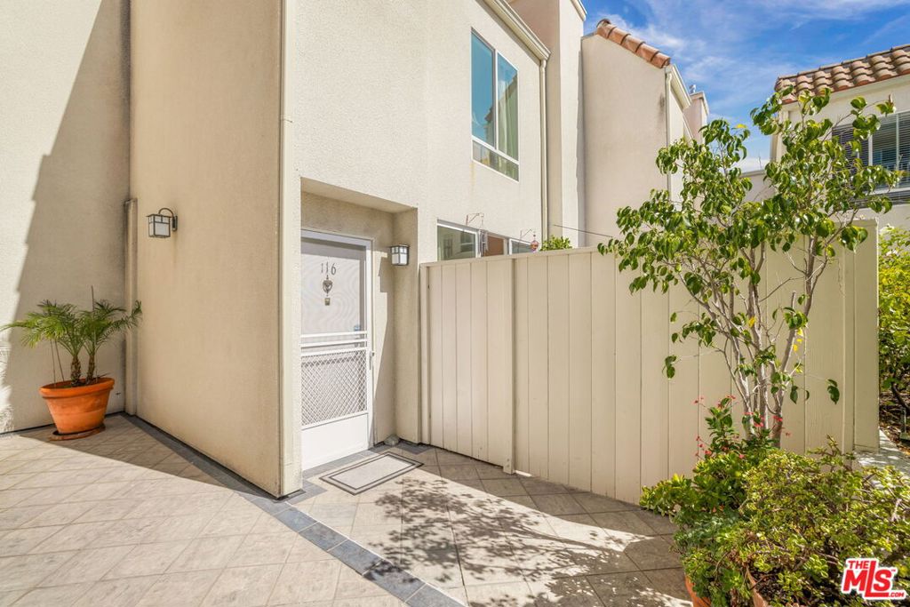 4242 Stansbury Avenue 116 Property Photo 4