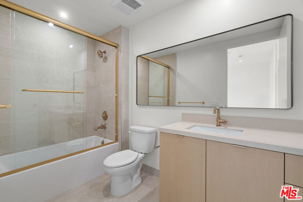 1808 Lincoln Boulevard 203 Property Photo 3