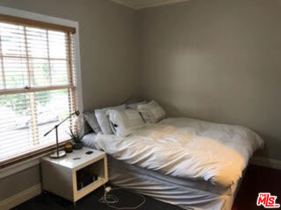 2108 Oak Street C Property Photo 4