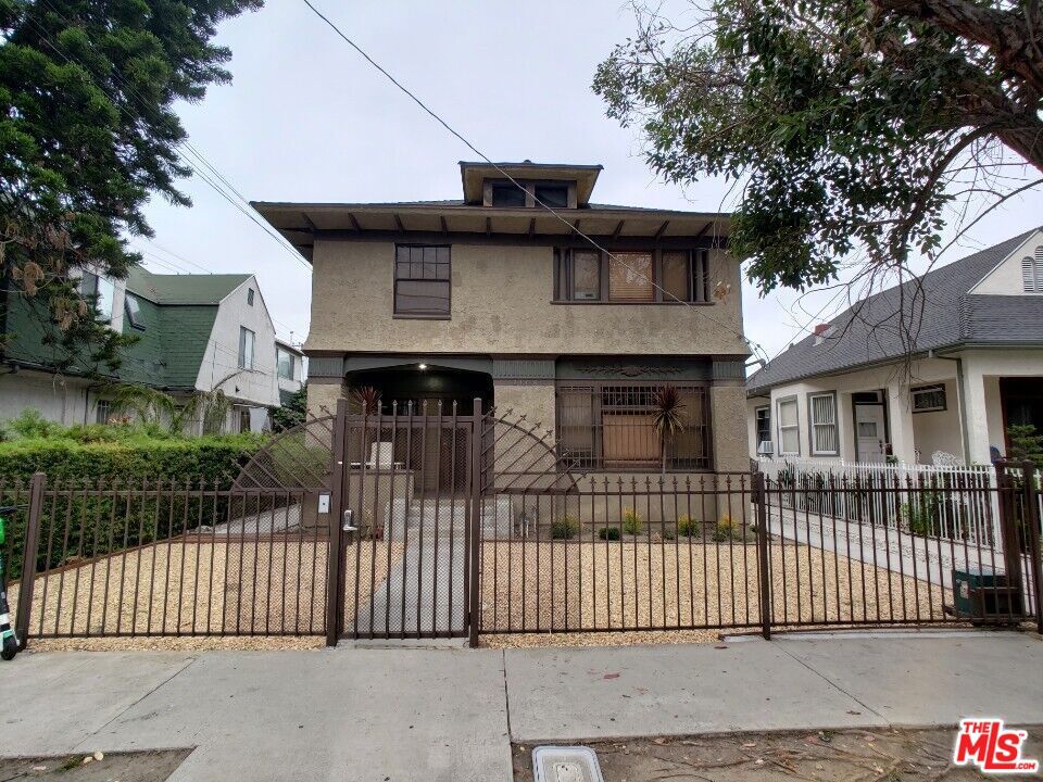 2108 Oak Street C Property Photo 7