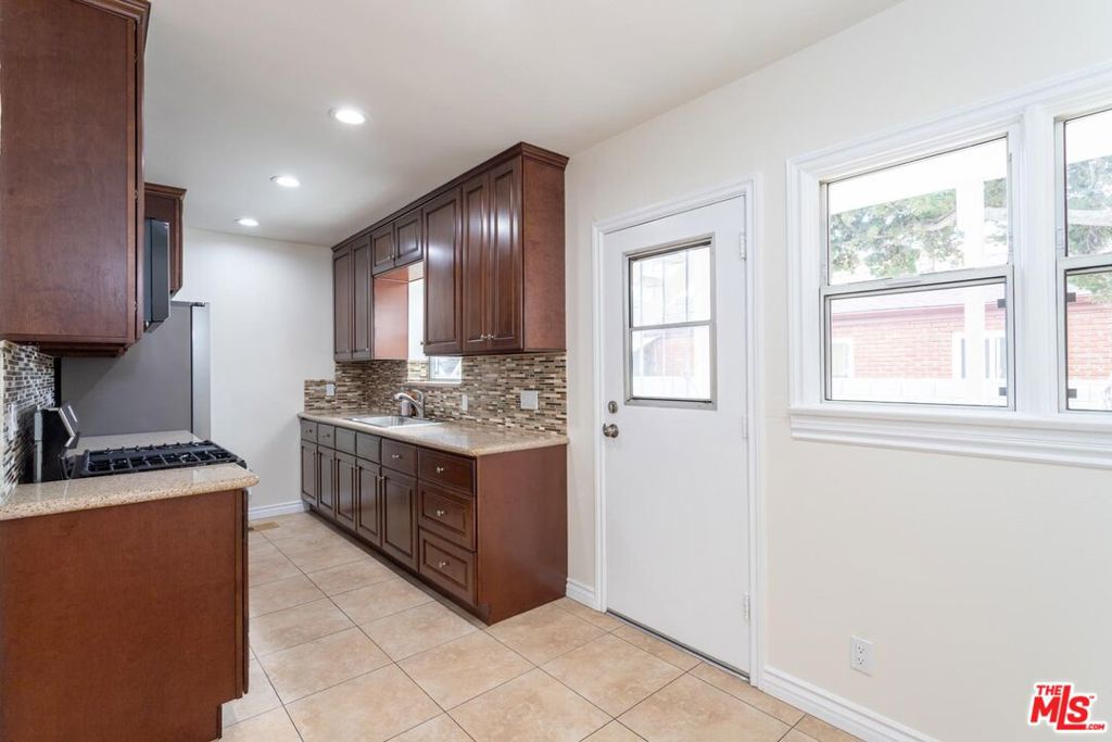 200 W Palmer Avenue C Property Photo 7