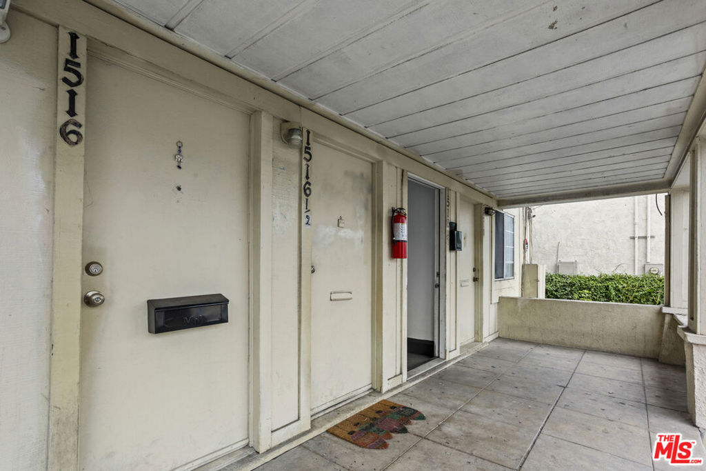 1516 W 11th Place Property Photo 3