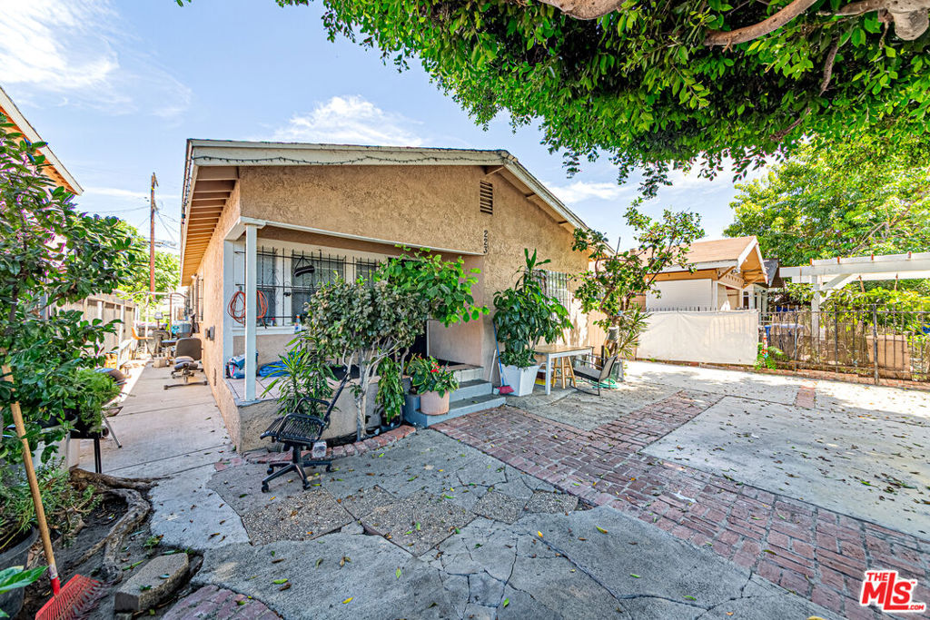 223 E 55th Street Property Photo 4