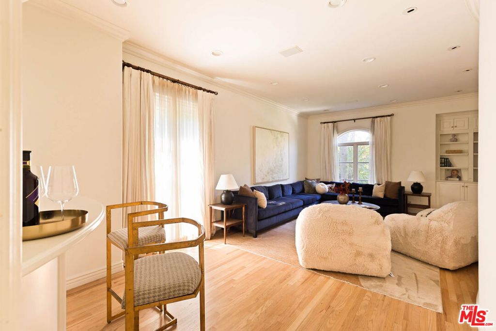 166 N Mccadden Place Property Photo 10