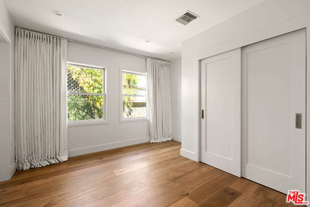 564 N Arden Boulevard Property Photo 16