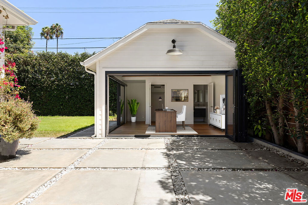 564 N Arden Boulevard Property Photo 19